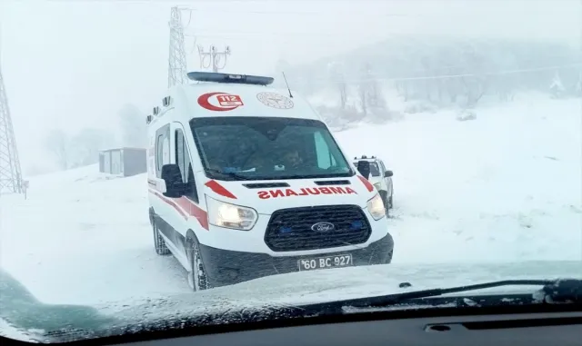 Tokat’ta köyde rahatsızlanan hasta yol açılarak hastaneye kaldırıldı Tokat’ta köyde rahatsızlanan hasta yol açılarak hastaneye kaldırıldı