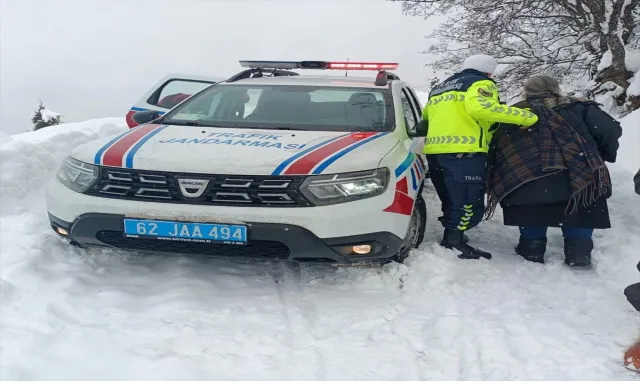 Tunceli’de kardan yolu kapanan köydeki hastayı jandarma hastaneye ulaştırdı Tunceli’de kardan yolu kapanan köydeki hastayı jandarma hastaneye ulaştırdı