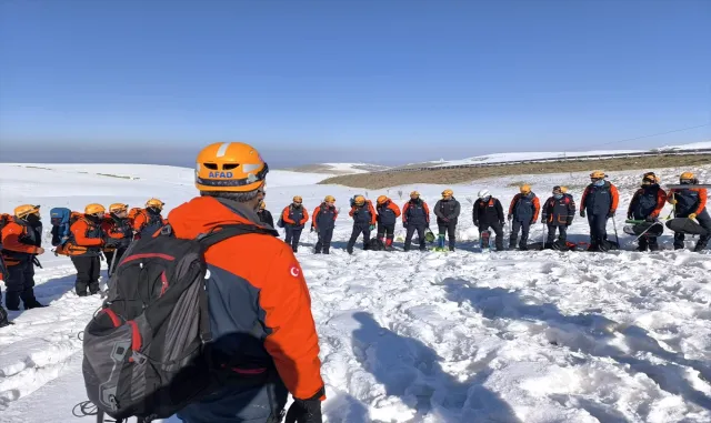 Van’da AFAD ekiplerinin çığda arama kurtarma eğitimleri devam ediyor Van’da AFAD ekiplerinin çığda arama kurtarma eğitimleri devam ediyor