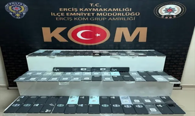 Van’da bir araçta 94 kaçak cep telefonu ele geçirildi Van’da bir araçta 94 kaçak cep telefonu ele geçirildi