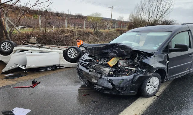 Akşehir'de kamyonetin otomobile çarpması sonucu 3 kişi yaralandı