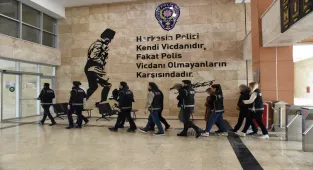 Antalya'da dolandırıcılık operasyonunda yakalanan 4 şüpheli tutuklandı