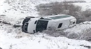 Bingöl'de minibüsün şarampole devrilmesi sonucu 9 kişi yaralandı