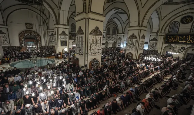 Bursa ve çevre illerde Kadir Gecesi dualarla idrak edildi