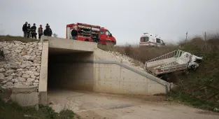 Çanakkale'de kaldırıma çarptıktan sonra alt geçide düşen kamyonetin sürücüsü öldü