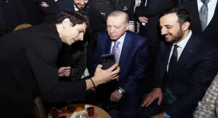 Cumhurbaşkanı Erdoğan, AK Parti İstanbul İl Başkanlığı'nda gençlerle bir araya geldi
