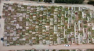 Depremlerden etkilenen Hatay, Adana ve Osmaniye'de mezarlıklara hüzünlü ziyaret
