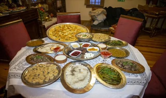 Göynük'ün geleneksel iftar sofraları, misafirlere yöresel zenginliği yaşatıyor