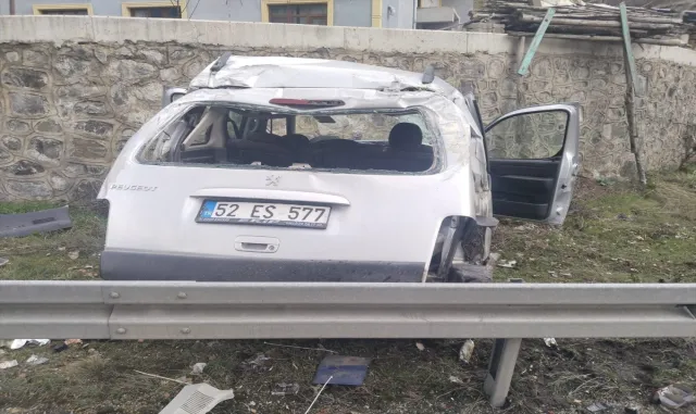 Gümüşhane'de takla atan kamyonetteki 4 kişi yaralandı