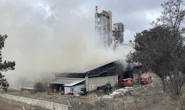 GÜNCELLEME - Eskişehir'de çimento fabrikasının geri dönüşüm tesisinde çıkan yangın söndürüldü