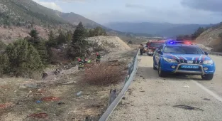 GÜNCELLEME - Konya'da uçuruma devrilen otomobildeki 2 kişi öldü, 3 kişi yaralandı