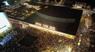 İsrail'de on binlerce kişi Netanyahu hükümetini protesto etti