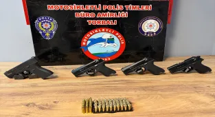 İzmir'de ruhsatsız silahlarla yakalanan şüpheli tutuklandı