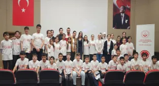 Kayseri Valisi Çiçek'ten genç sporculara bayram hediyesi hediye