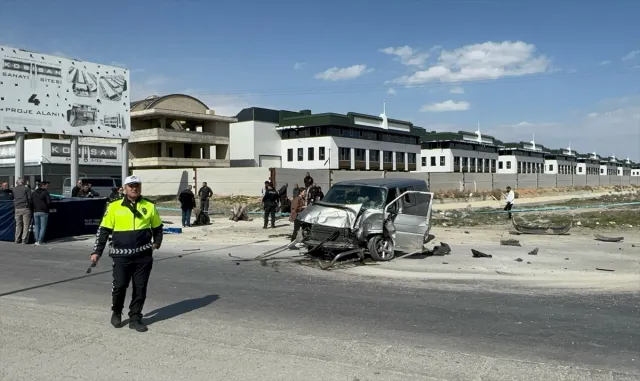 Konya'da tır ile minibüsün çarpıştığı kazada 1 kişi öldü, 4 kişi yaralandı