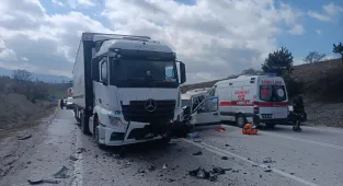 Kütahya'da tır ile hafif ticari aracın çarpıştığı kazada 1 kişi öldü, 3 kişi yaralandı