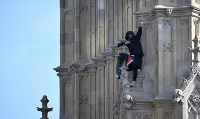 Londra'da bir gösterici Filistin bayrağıyla Big Ben'e tırmandı