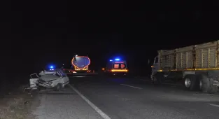 Manisa'da otomobilin park halindeki kamyona çarpması sonucu 1 kişi hayatını kaybetti