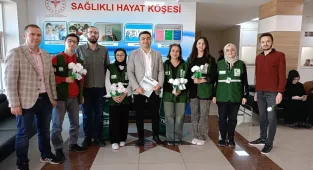 Nevşehir'de Yeşilay gönüllüleri sağlık çalışanlarına karanfil verdi