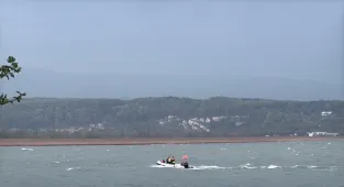 Sakarya'da kanonun devrildiği gölde kaybolan sporcuyu arama çalışması sürüyor