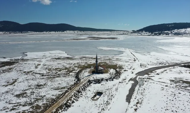 Seben Taşlı Yayla Göleti'nin yüzeyi buz tuttu