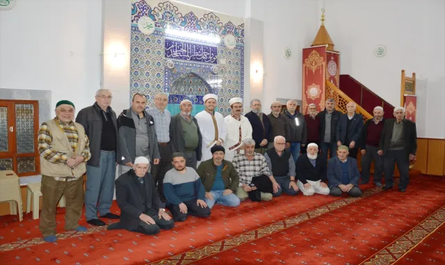 Sivrihisar'daki Ak Camii'de teravih namazı hatimle kılınıyor