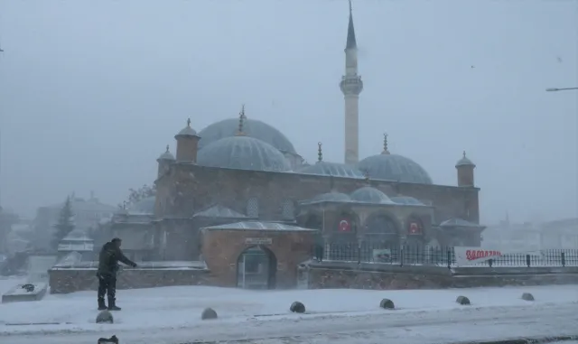 Ulaş'ta kar ve soğuk hava etkili oluyor