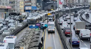 Avcılar'da durakta bekleyen metrobüse başka bir metrobüs çarptı