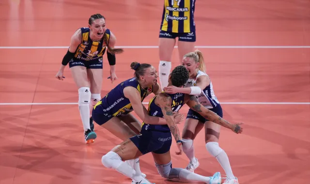 AXA Sigorta Kadınlar Kupa Voley şampiyonu Fenerbahçe Medicana kupasını aldı