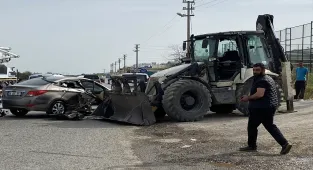 Balıkesir'de kepçeyle otomobilin çarpıştığı kazada 2 kişi yaralandı