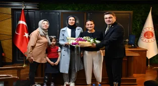 Eskişehir Cumhuriyet Başsavcısı Karakülah kendisine mektup yazan öğrenciyle buluştu