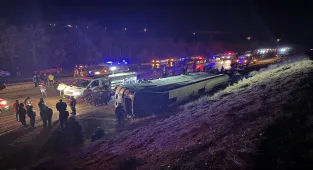 GÜNCELLEME 2 - Çankırı'da devrilen işçi servisindeki 23 kişi yaralandı