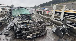 GÜNCELLEME - İstanbul'da otoyoldaki gişelerde tıra çarpan aracın sürücüsü hayatını kaybetti