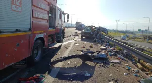 GÜNCELLEME - İzmir'de kamyon hafif ticari araca çarptı, 2 kişi öldü, 1 kişi yaralandı