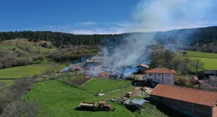 GÜNCELLEME - Kastamonu'da çıkan yangında 3 ev ile 3 ahır zarar gördü