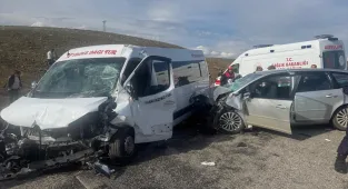 GÜNCELLEME - Sivas'ta kamu personelini taşıyan minibüs ile otomobil çarpıştı, 18 kişi yaralandı