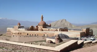 İshak Paşa Sarayı bayram tatilinde ziyaretçilerini ağırlıyor