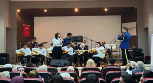 İstanbul'da polis ve ortaokul öğrencileri huzurevinde konser verdi