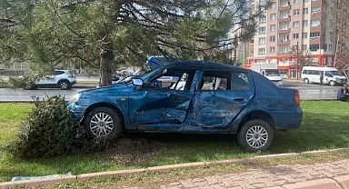 Kayseri'de minibüs ile otomobil çarpıştı! 3 kişi yaralandı