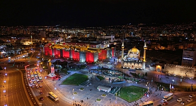 Kayseri Kalesi otizme dikkat çekmek için kırmızı ışıkla aydınlatıldı