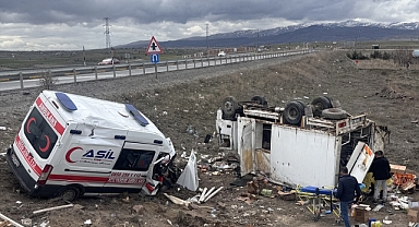 Kayseri-Pınarbaşı kara yolunda ambulans ile kamyonet çarpıştı! 6 yaralı