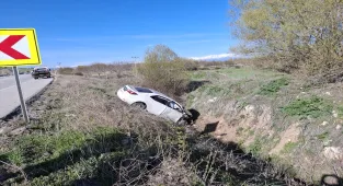 Konya'da dereye devrilen otomobildeki iki kişi yaralandı