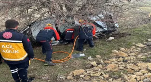 Sivas'ta devrilen otomobilin sürücüsü yaralandı 