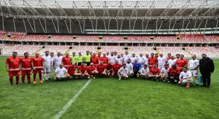 Sivas'ta il protokolü dostluk maçında bir araya geldi