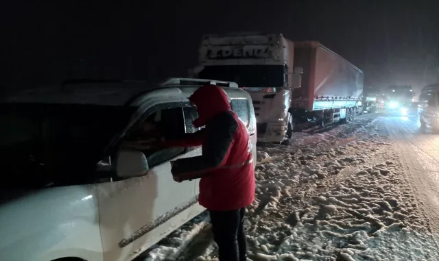 Türk Kızılay, Samsun'da kar nedeniyle yolda mahsur kalanlara ikramda bulundu