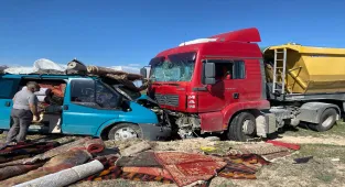 Aksaray'da kamyon ile halı yüklü minibüsün çarpışması sonucu 2 kişi yaralandı