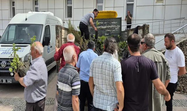 Bahşılı'da vatandaşlara 2 bin fidan dağıtıldı