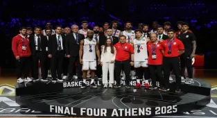 Basketbol Şampiyonlar Ligi'nde şampiyonluğa ulaşan Unicaja Malaga, kupasını aldı