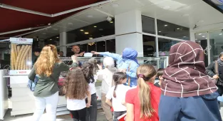 Çubuk'ta öğrencilere dondurma ikram edildi