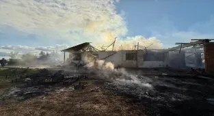 Düzce'de yangın çıkan ev ile bitişiğindeki ahır ve kümes yandı